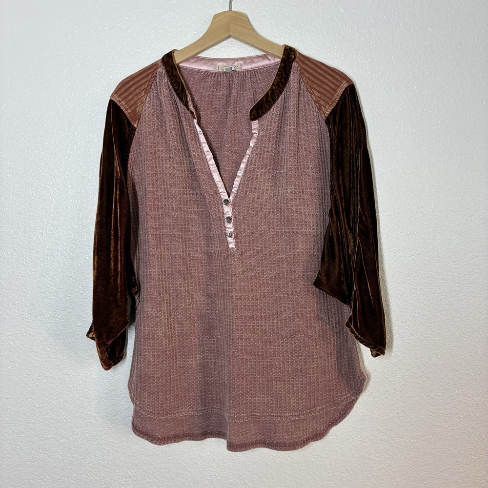 Gimmicks by BKE Velvet Sleeve Top Womens L Pink Brown Henley Dolman 3/4 Sleeve